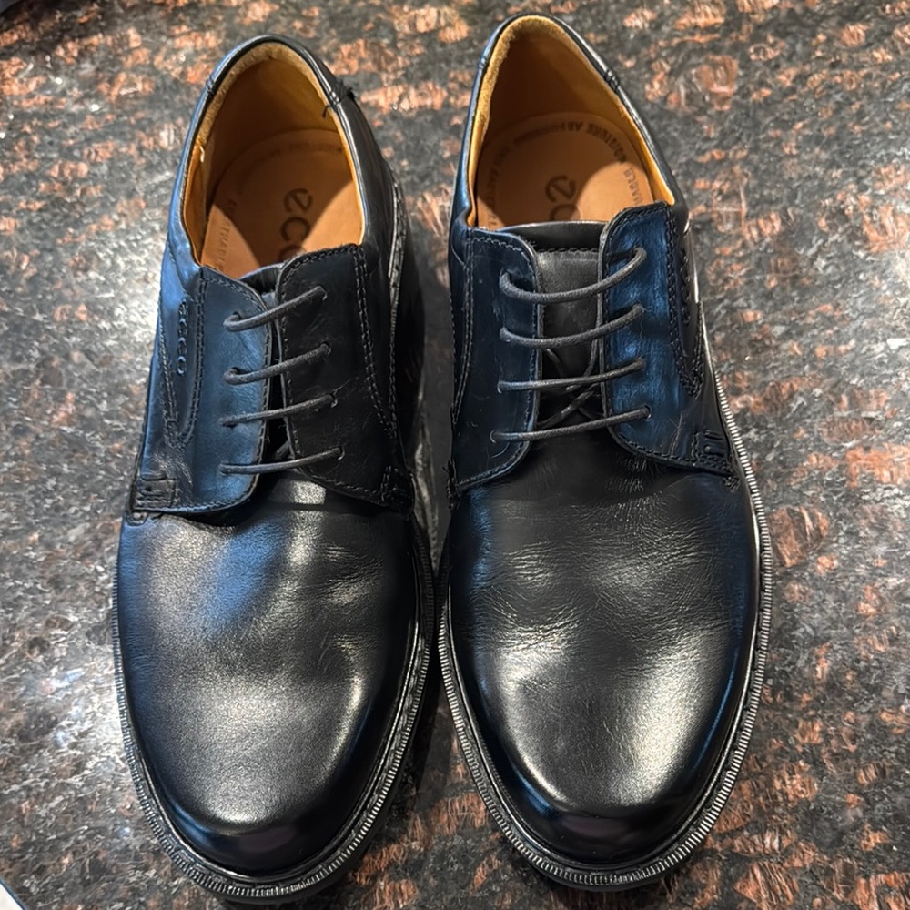 Ecco Black Leather Oxford Shoes with Classic Design